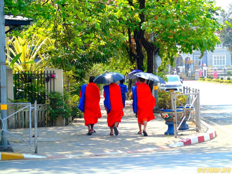 Монахи на улицах Вьентьяна, Лаос