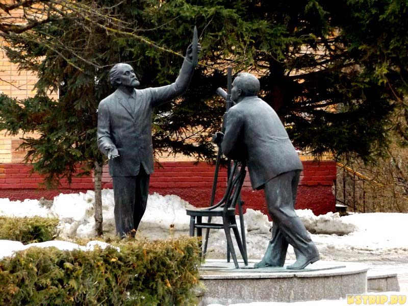 Скульптура "Встреча Циолковского и Королёва" в Калуге