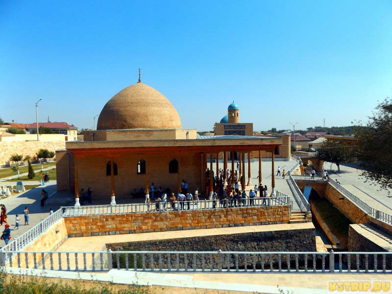 Святой источник «Чашма» в Нурате, Узбекистан