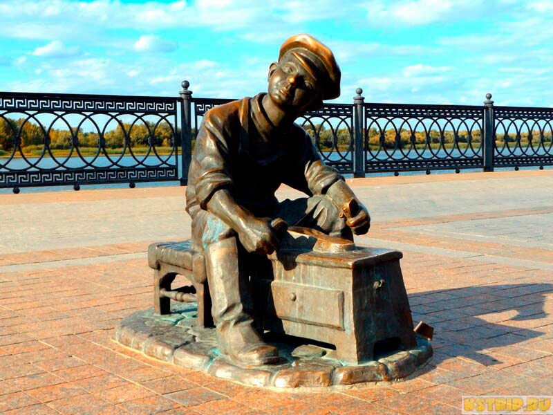 гостиницы в Астрахани, Скульптура чистильщика обуви на Набережной в Астрахани