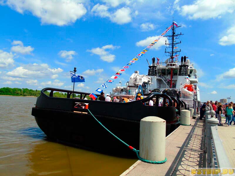 9 мая в Астрахани: парад техники, бессмертный полк, военные корабли