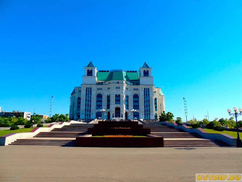 Театр оперы и балета в Астрахани, парк «Театральный» – must see для гостя города
