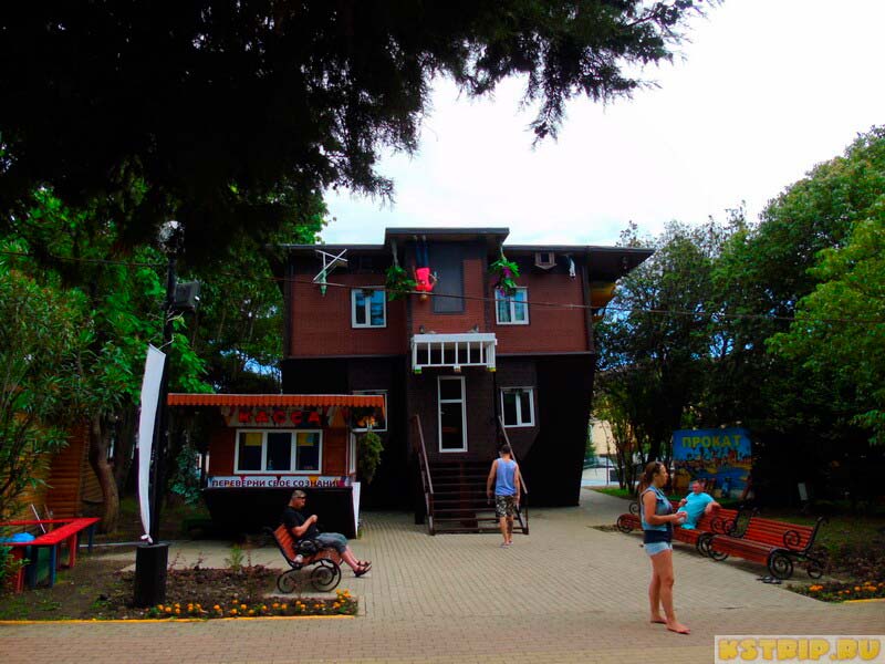Парк культуры и отдыха в Лазаревском: динозавры, перевёрнутый дом, массаж рыбками