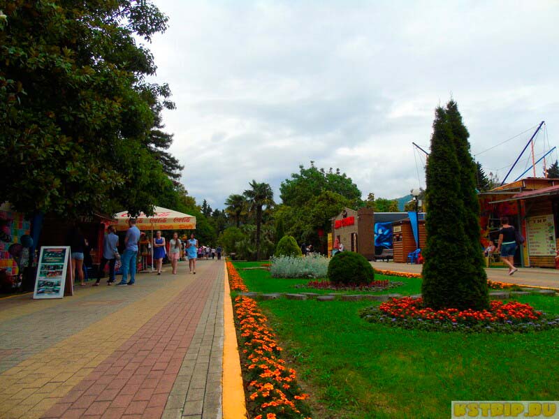Парк культуры и отдыха в Лазаревском: динозавры, перевёрнутый дом, массаж рыбками