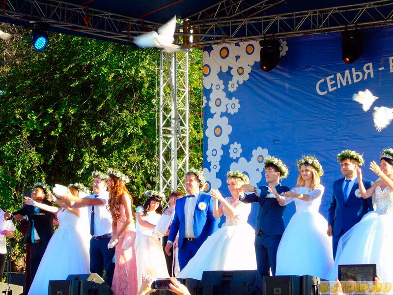 День семьи, любви и верности в Астрахани 2017