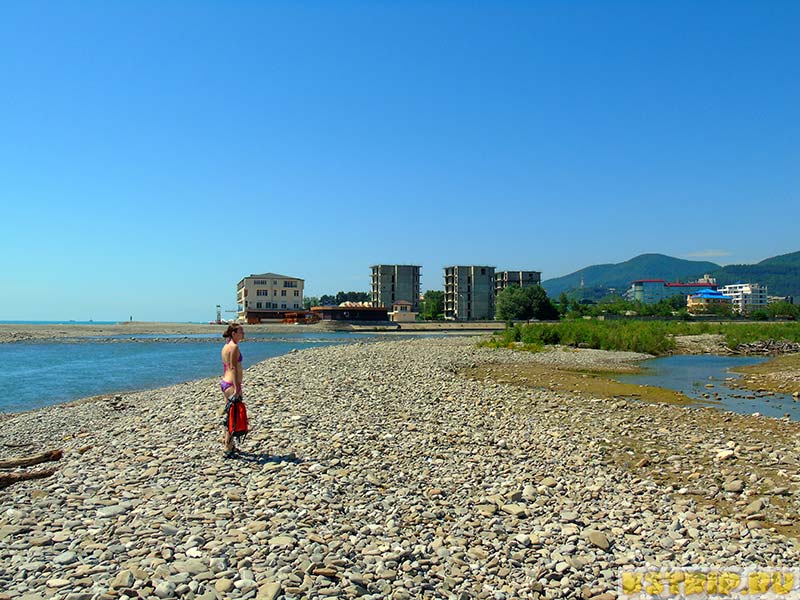 Пляж Чайка в Лазаревском — уютный пляж в устье реки Псезуапсе
