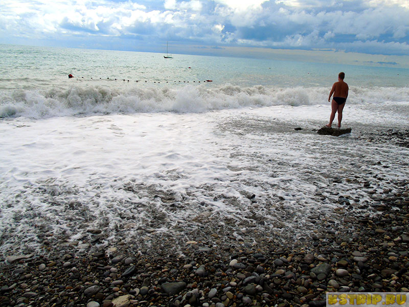 Пляж Бирюза в Лазаревском — небольшой пляж с крупной галькой