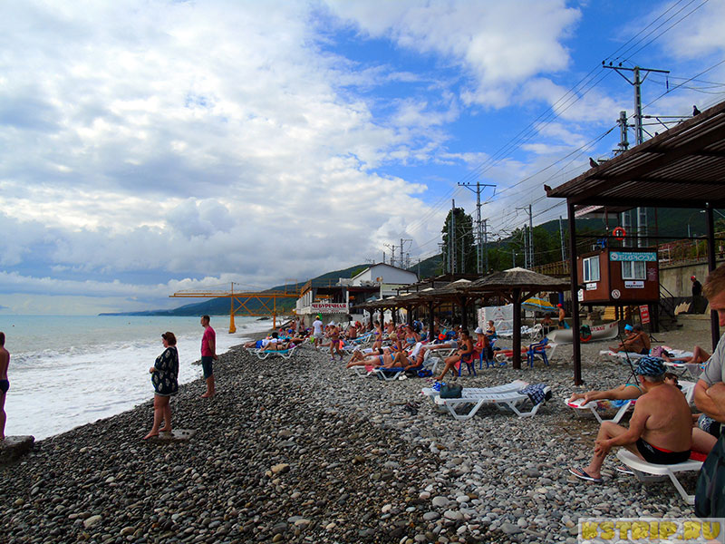 Пляж Бирюза в Лазаревском — небольшой пляж с крупной галькой