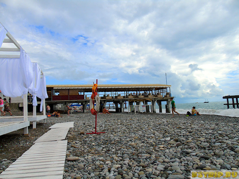 Пляж «У судоверфи» в Лазаревском - благоустроенный пляж с крупной галькой