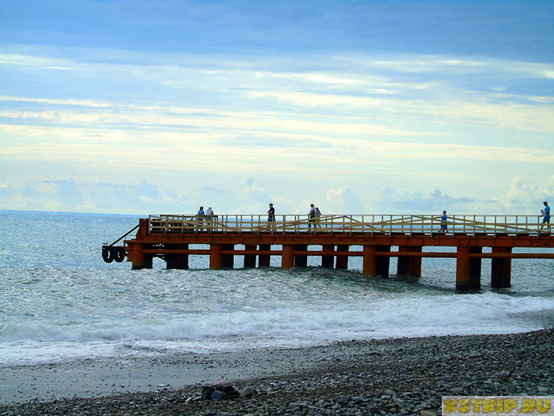 Пляж «У судоверфи» в Лазаревском - благоустроенный пляж с крупной галькой