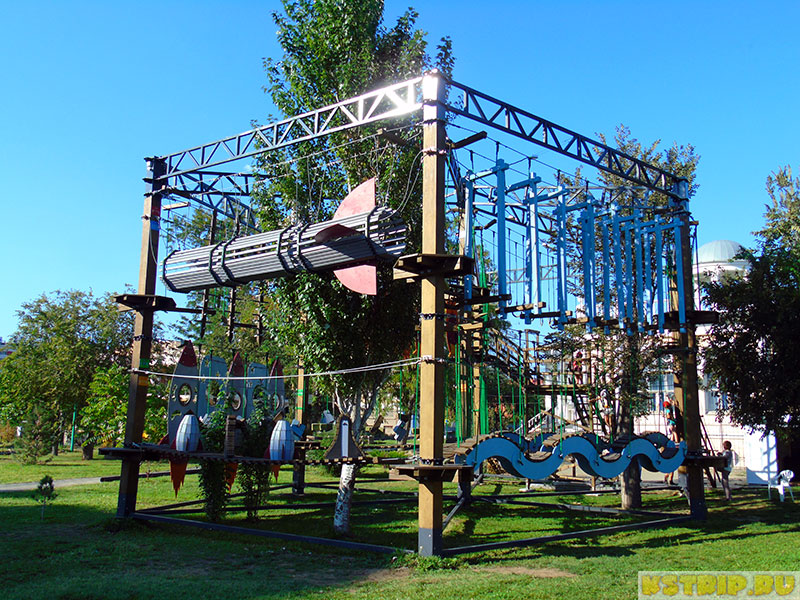 Верёвочный парк "Галактика" в Астрахани у Лебединого озера