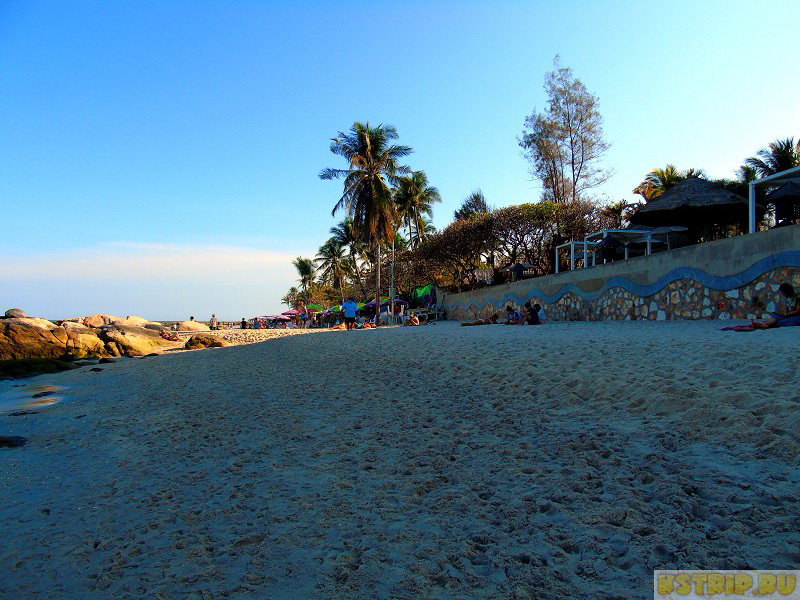 Пляж в Хуа Хине – белый песок, узкая пляжная линия, катание на лошадях