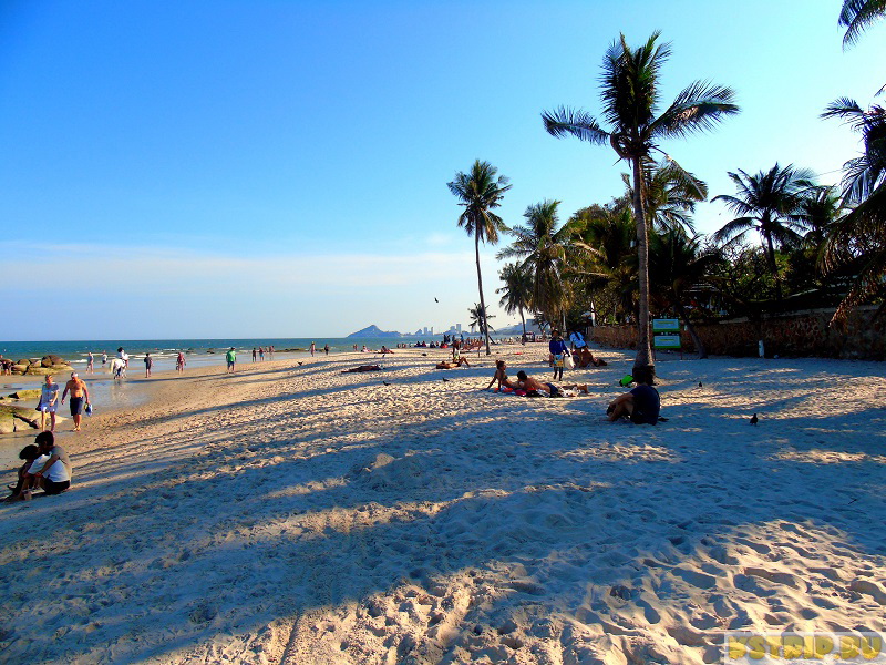 Пляж в Хуа Хине – белый песок, узкая пляжная линия, катание на лошадях