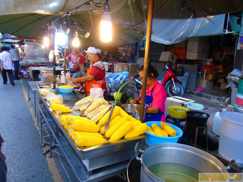 Ночной рынок в Сураттхани – много местной еды и почти нет одежды