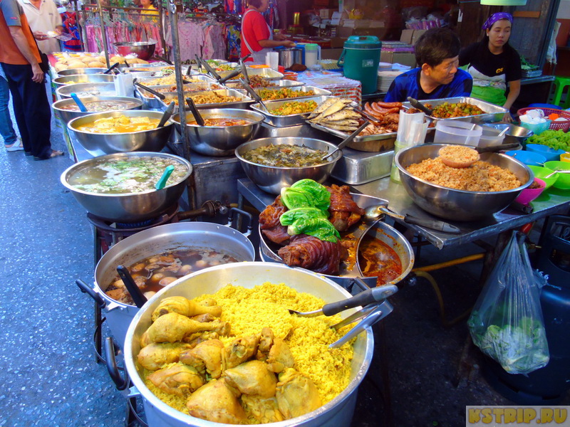 Ночной рынок в Сураттхани – много местной еды и почти нет одежды