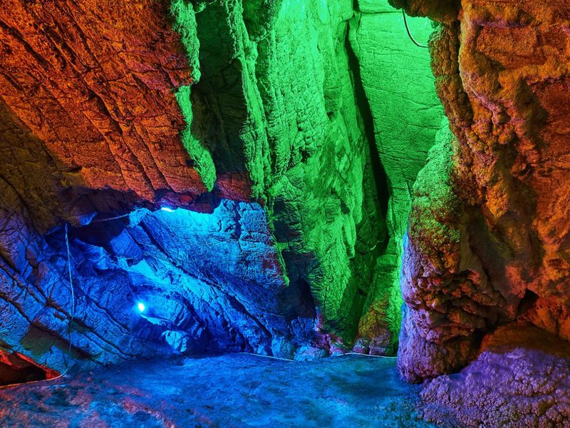Экскурсия в Сочи: Ночное путешествие к Воронцовским пещерам