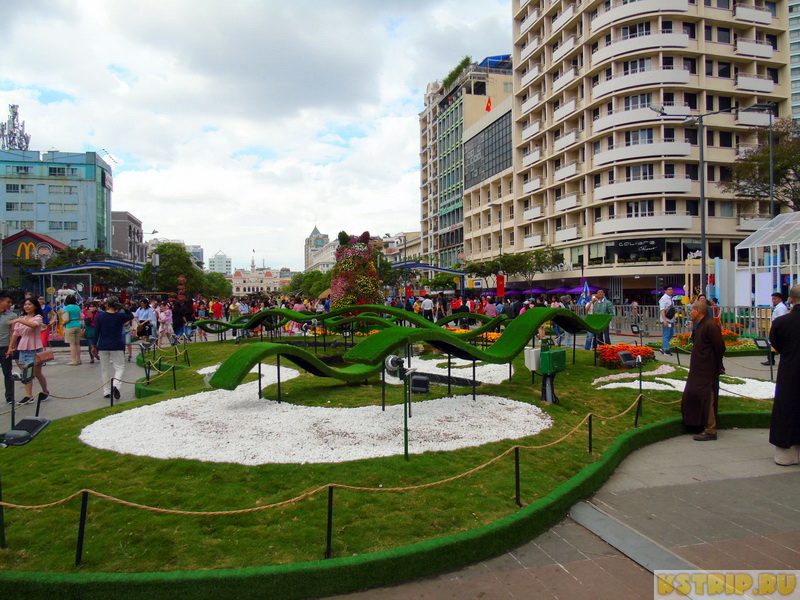 Площадь Хошимина: Городская ратуша, памятник Хо Ши Мину, Башня Bitexco