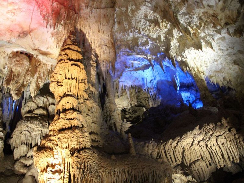 Экскурсии в Сочи: Путешествие в Воронцовские пещеры и Навалищенский каньон