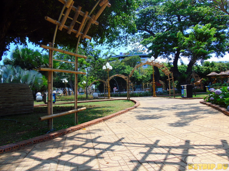 Парк Khu Tam Giac в Вунгтау напротив Переднего пляжа