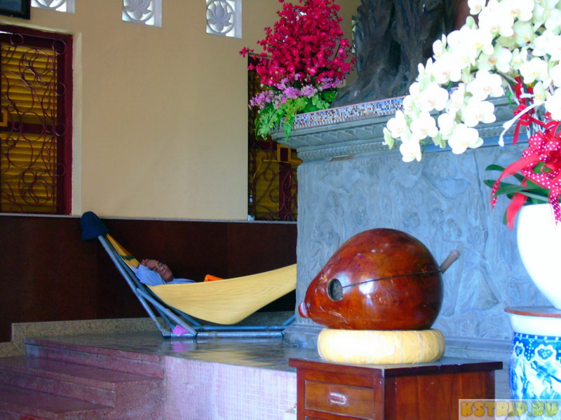 Дом чистой нирваны в Вунгтау и статуя лежащего Будды