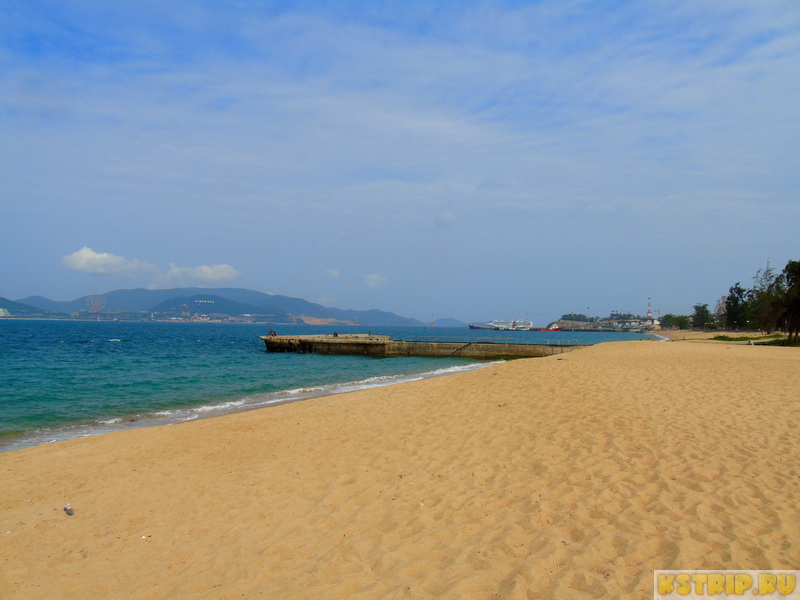 Городской пляж в Нячанге, центральная набережная вьетнамского курорта