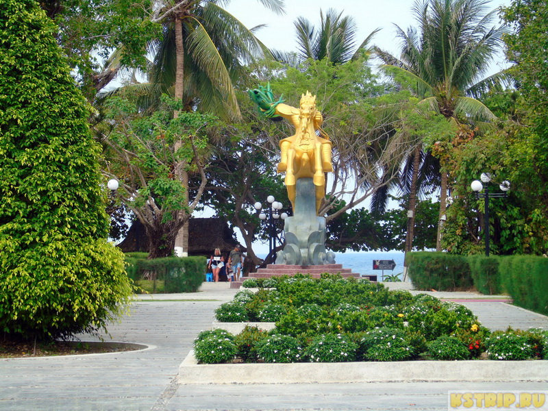 Городской пляж в Нячанге, центральная набережная вьетнамского курорта