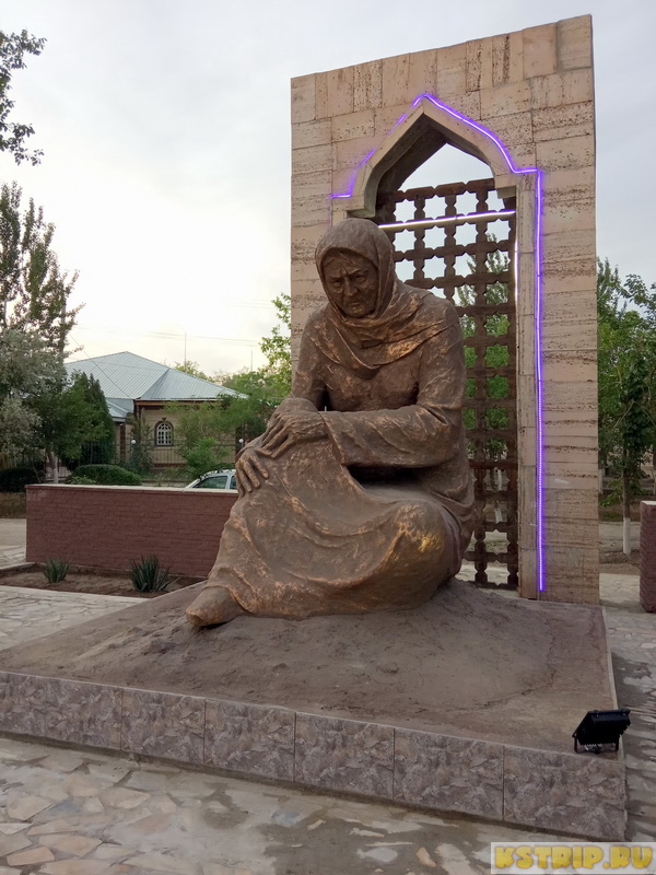 Скорбящая мать в Хиве, Узбекистан