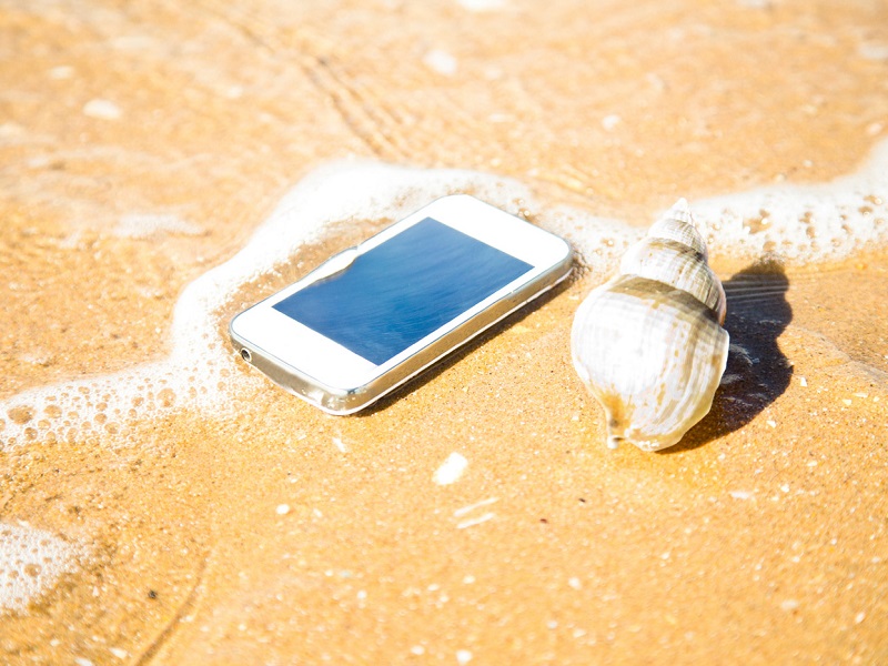 телефон на пляже