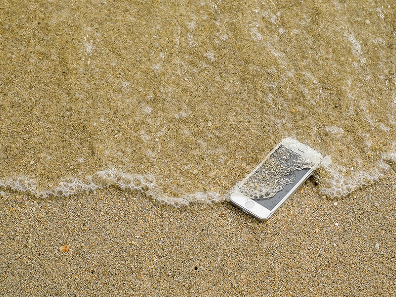 телефон в воде на пляже