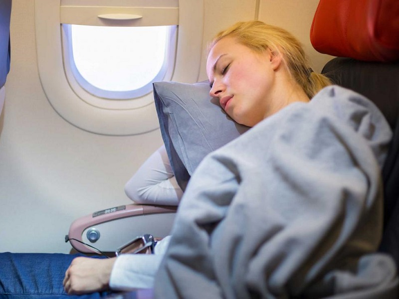 девушка спит в самолете