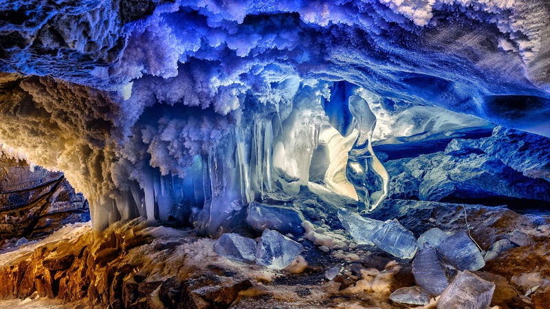 Самые впечатляющие ледяные пещеры в мире
